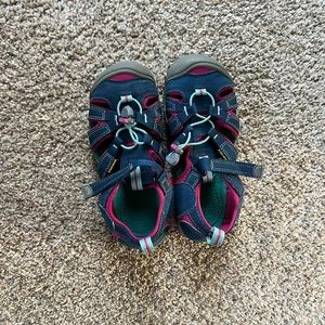 Girls keen sandals size 2